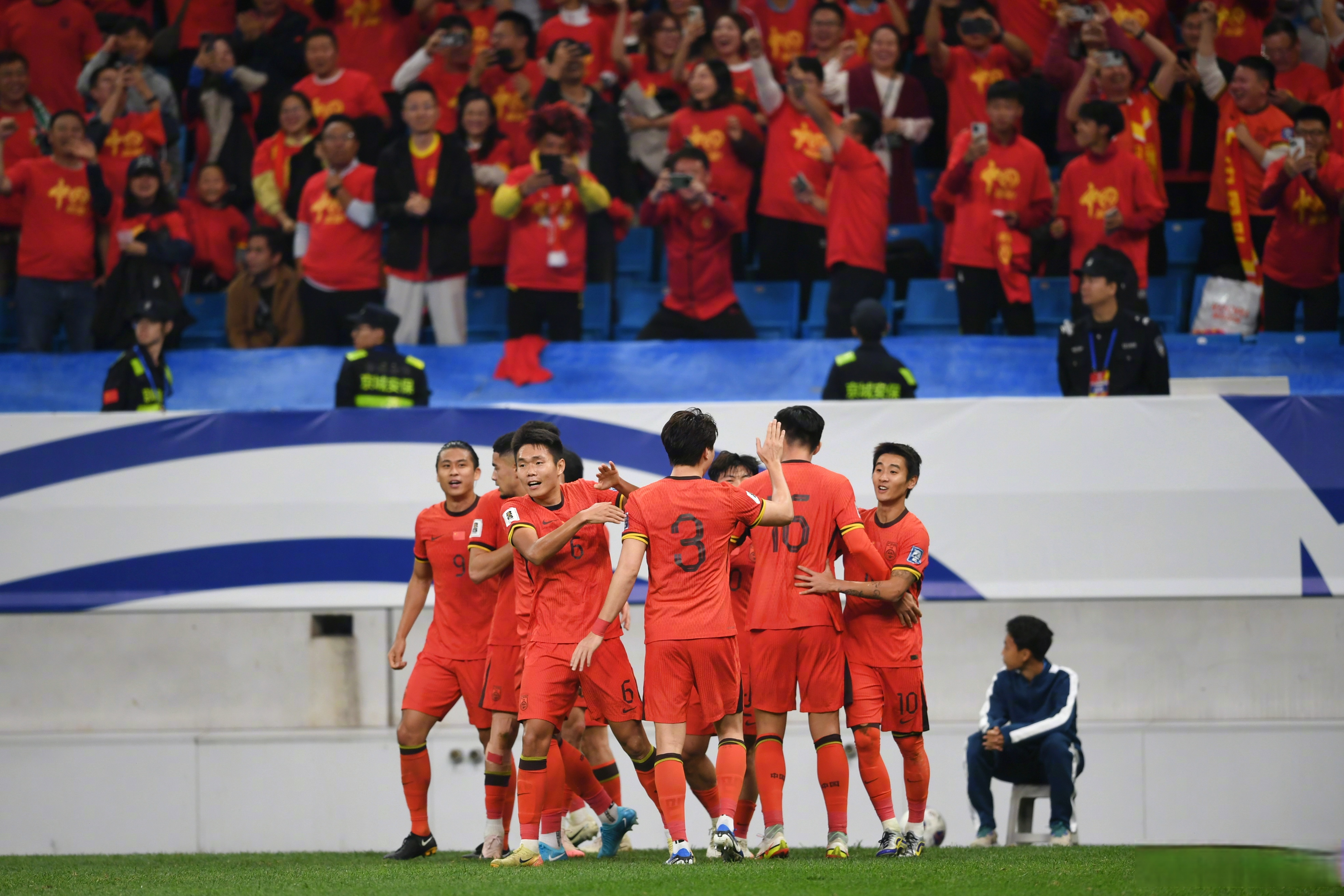 包含国内足球豪强对决即将上演，场面火爆蓄势待发的词条