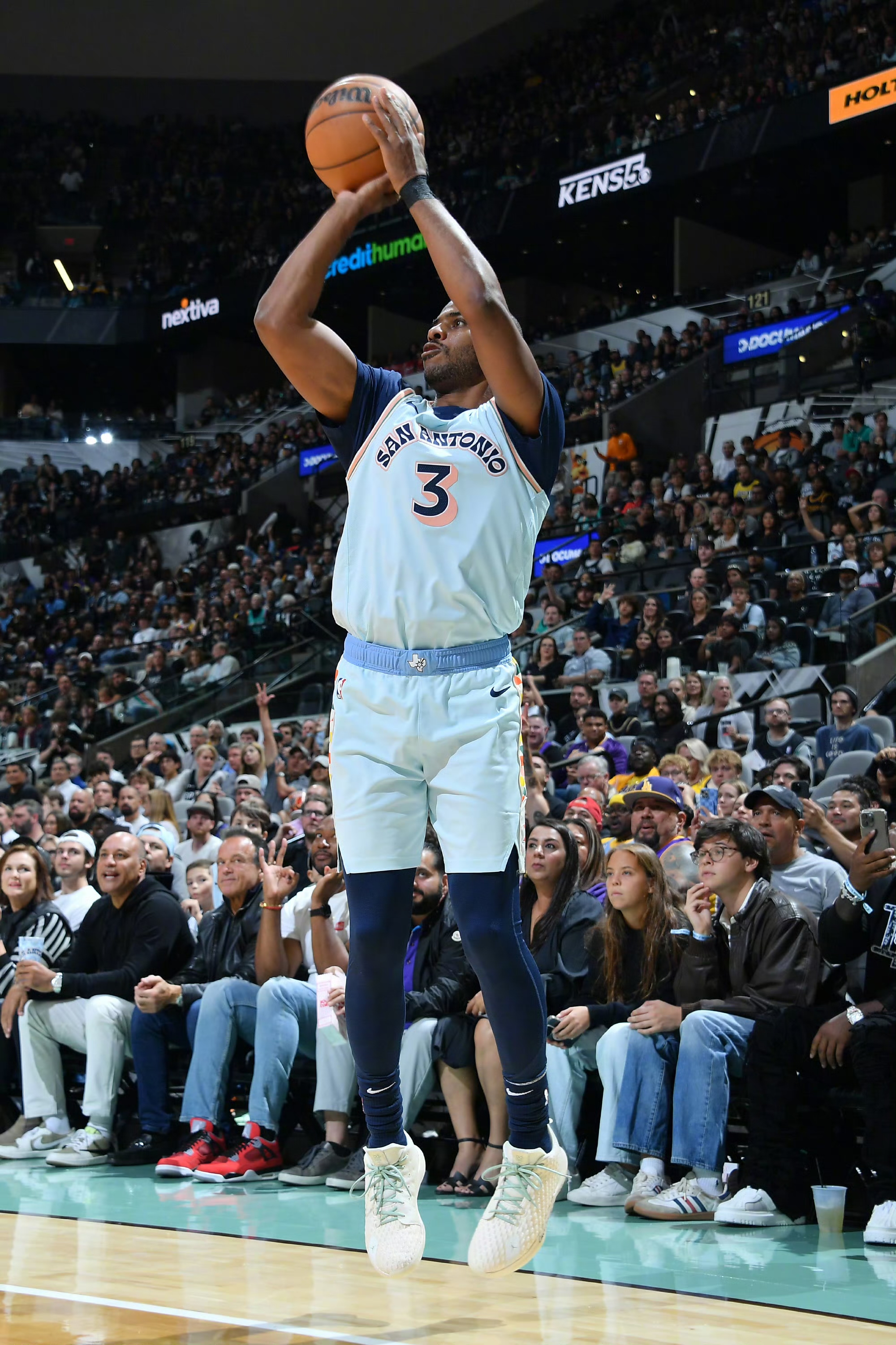 太阳鏖战马刺，詹姆斯状态火热