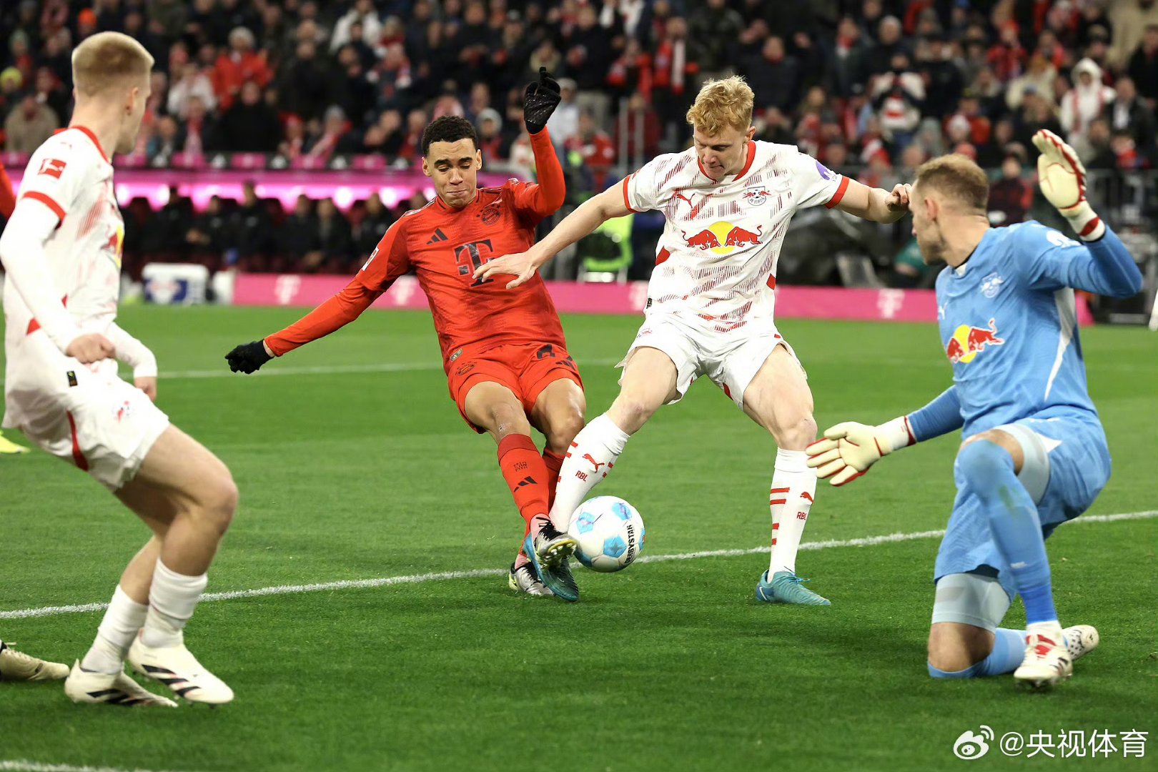 莱比锡红牛鏖战那不勒斯，梅西统治全场